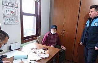 Zabıtanın yakaladığı dilencinin üzerinden 6...