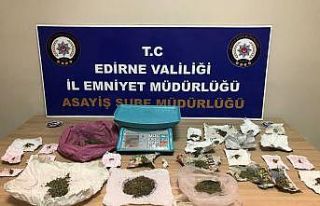 Zehir taciri, satışa hazır haldeki uyuşturucularla...