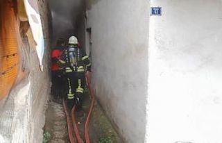 Zemin katta çıkan yangın korkuttu, ekipler evde...