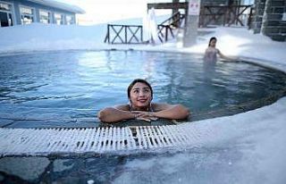Zirvede turistlerin kar üstünde hamam sefası