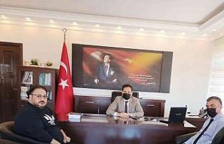 Ziyarete gelen gurbetçi memleketindeki sporcuları...