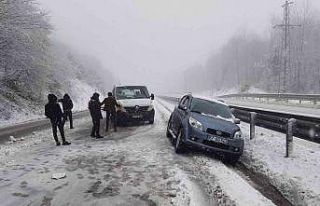 Zonguldak- Ereğli yolunda yoğun kar yağışı etkili...