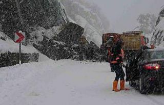 Zonguldak-İstanbul karayolundaki heyelan sonrası...