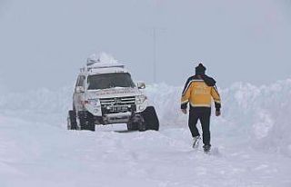112 Acil Sağlık ekipleri karlı yolları aşıp...