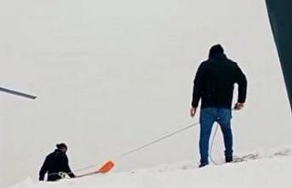 14 katlı binada tehlikeli kar temizliği