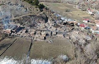 15 evin yandığı köyden geriye enkaz kaldı