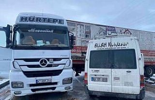 2 tır ve bir kamyonetin karıştığı kazada 1 kişi...