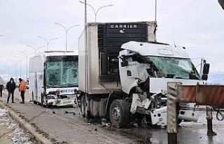 2’si çocuk 15 kişinin yaralandığı kazada enkaz...