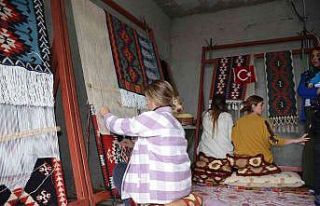 300 yıllık kilim yolculuğunda ilmek ilmek el emeği,...