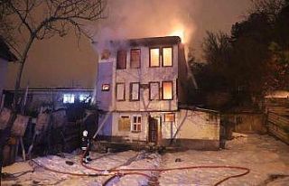 3 katlı ahşap bina alev alev yandı