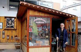 4 metrekarelik dükkanda bir kültürü yaşatıyor