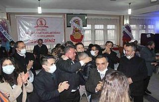 6 oy farkla başkan seçildi, gözyaşlarına hakim...