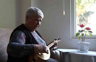 79 yaşında bağlama çalmayı öğrendi