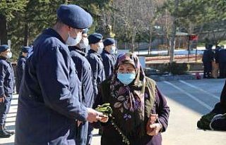 83 yaşındaki Ayşe ninenin ördüğü patikler Mehmetçik...