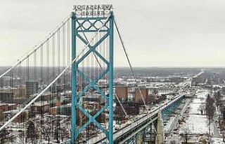 ABD-Kanada sınırındaki Ambassador Köprüsü geçişlere...