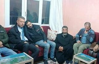 Acılı ağabey, başkanın omuzunda ağladı