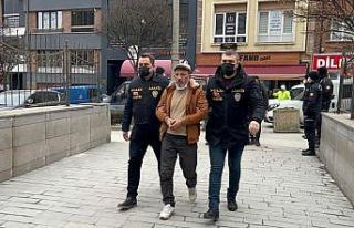 Adliyeye sevk edilen cinayet şüphelisi 3 kişiden...