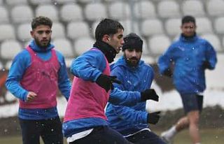 Afyonspor antrenmana kar yağışı altında çıktı