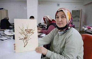 Ahşabı yakarak terapi oluyorlar