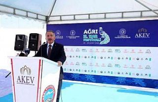 AİÇÜ’lü akademisyenlerin yaptığı kardan eserler...