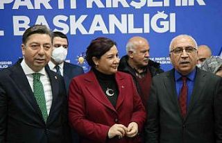 AK Parti, CHP’li belediye meclis üyelerine rozet...