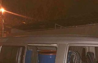 Akaryakıt istasyonundan 5 varil mazotla kaçtı,...