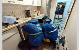 Akdeniz Belediyesi, yağmurdan etkilenen ailelerin...