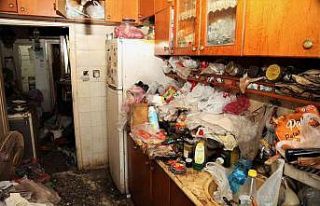 Akdeniz’de bir evden 2 kamyon çöp çıkarıldı