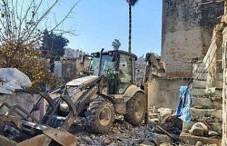 Akdeniz’de bir metruk bina daha yıkıldı