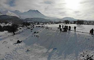Aksaray’da Hasan Dağı manzaralı kayak keyfi