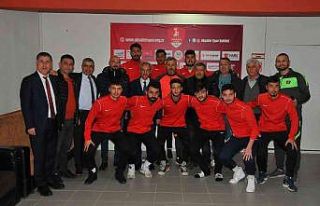 Akşehir Spor yeni teknik direktörü ve yeni transferleriyle...