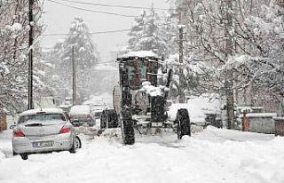 Akşehir’de ekipler kar seferberliğinde