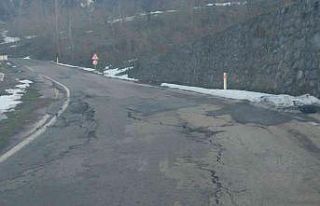 Alaplı Kaptaş yolunda çatlaklar meydana geldi