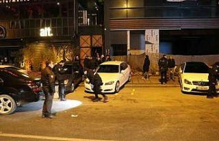 Alkollü eğlence mekanın kapısında 3 kişiyi yaralayan...