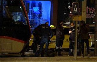 Alkollü şahıs tramvayın önüne yattı, ortalığı...