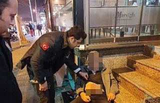 Alkollü vatandaş kendini bıçakladı
