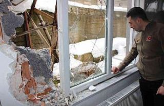 Amasya’da dağdan kopan kaya eve çarptı