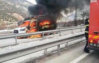 Amasya’da seyir halindeki kamyonet alev alev yandı