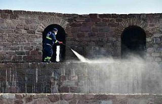 Ankara Kalesi özel kimyasallarla temizlendi