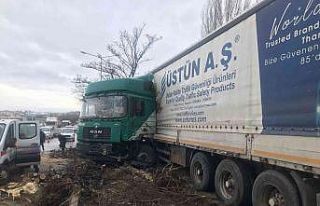 Ankara’da kontrolden çıkan tır orta refüje çıktı:...