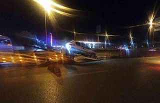 Ankara’da otomobil orta refüje çarptı: 1 yaralı