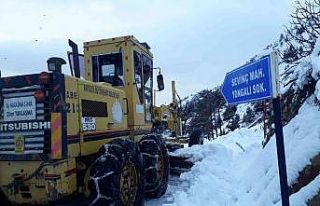 Antalya’da 2 metreyi bulan karla mücadele çalışması