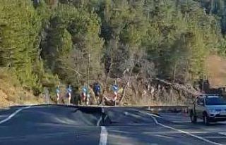 Antalya’da heyelan sonucu D-400 karayolunda hasar...