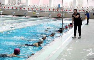 Antalya’da kadınlar, yaz mevsimi öncesi havuzda...