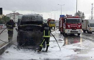 Antalya’da tur minibüsü alev alev yandı, turistler...