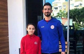 Antalyaspor Yüzme Takımı sporcusu Beste, madalyaları...