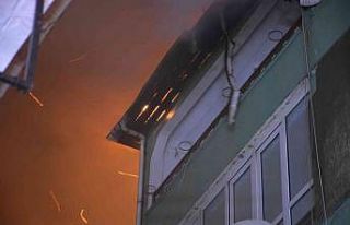 Apartman çatısı küle döndü