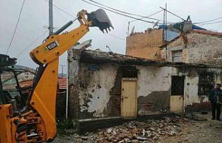 Araç geçişini engelleyen metruk binaya belediye...