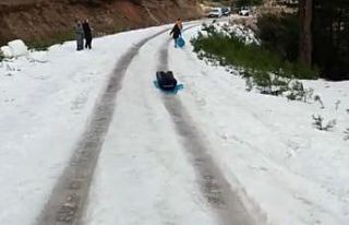 Araçlar yaylaya çıkamayınca çocuklar buzlanan...