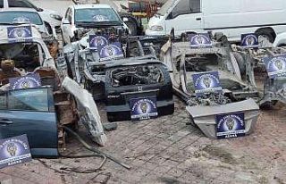 Araçları parçalarken yakalandı